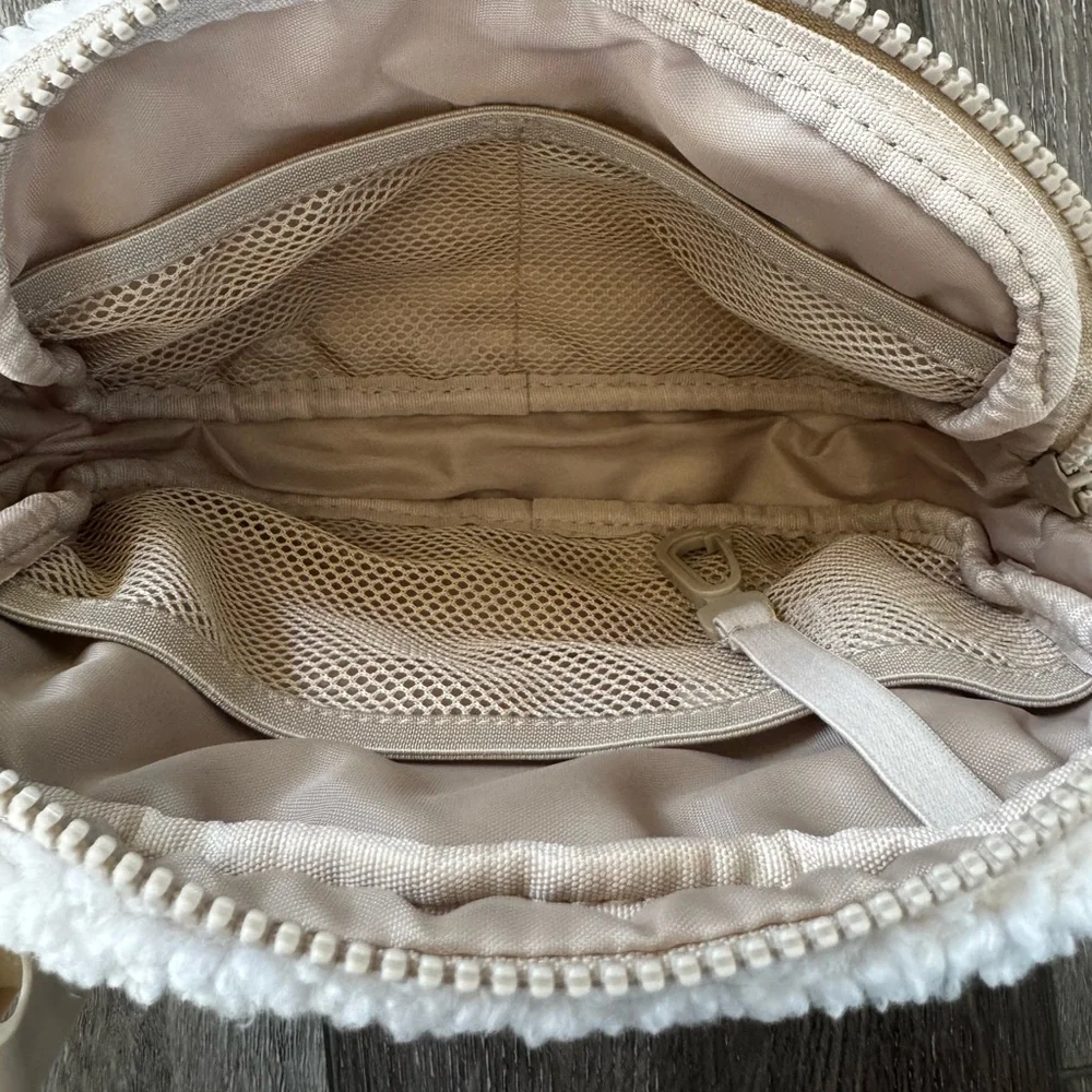 Lolë Crossbody Bag Cream / Tan Sherpa Unisex Belt Bag Adjustable Fanny Pack